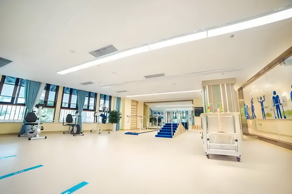 留学生入户深圳政策_这版超人如何应对特朗普的时代 行色人往往都是的行匆匆来来
